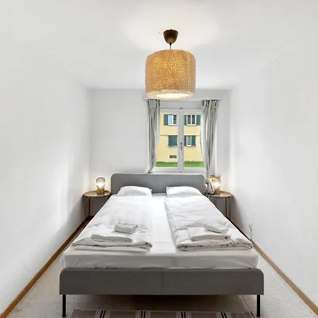 Cozy 2 Bedroom In ציריך